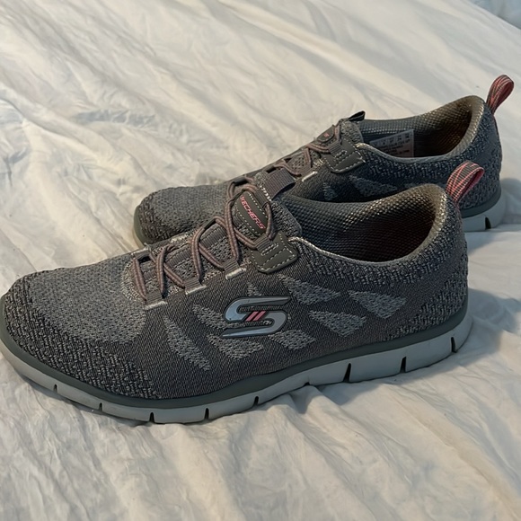 Skechers ladies Memory Foam slip on sneakers Gray w/ pink Sz 7 s/n22758TX EUC - Picture 2 of 7